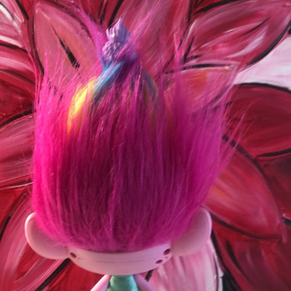 Rainbow hair troll doll @ 2017 Hasbro - Picture 6 of 9